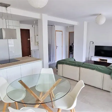 3 Rooms, Modern, Close To Beaches And Racecourse *